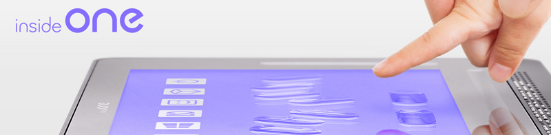 Représentation de la tablette insideONE en gros plan avec l'index d'une main qui se dirige sur la surface tactile de la tablette Représentation de la tablette insideONE en gros plan avec l'index d'une main qui se dirige sur la surface tactile de la tablette