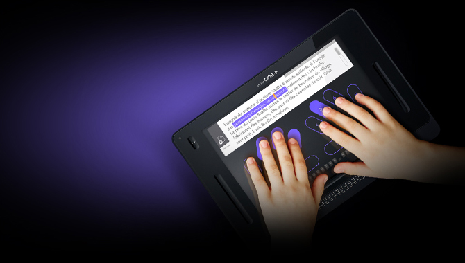 Photo représentant les mains d'un enfant posées sur le clavier tactile de l'insideONE+